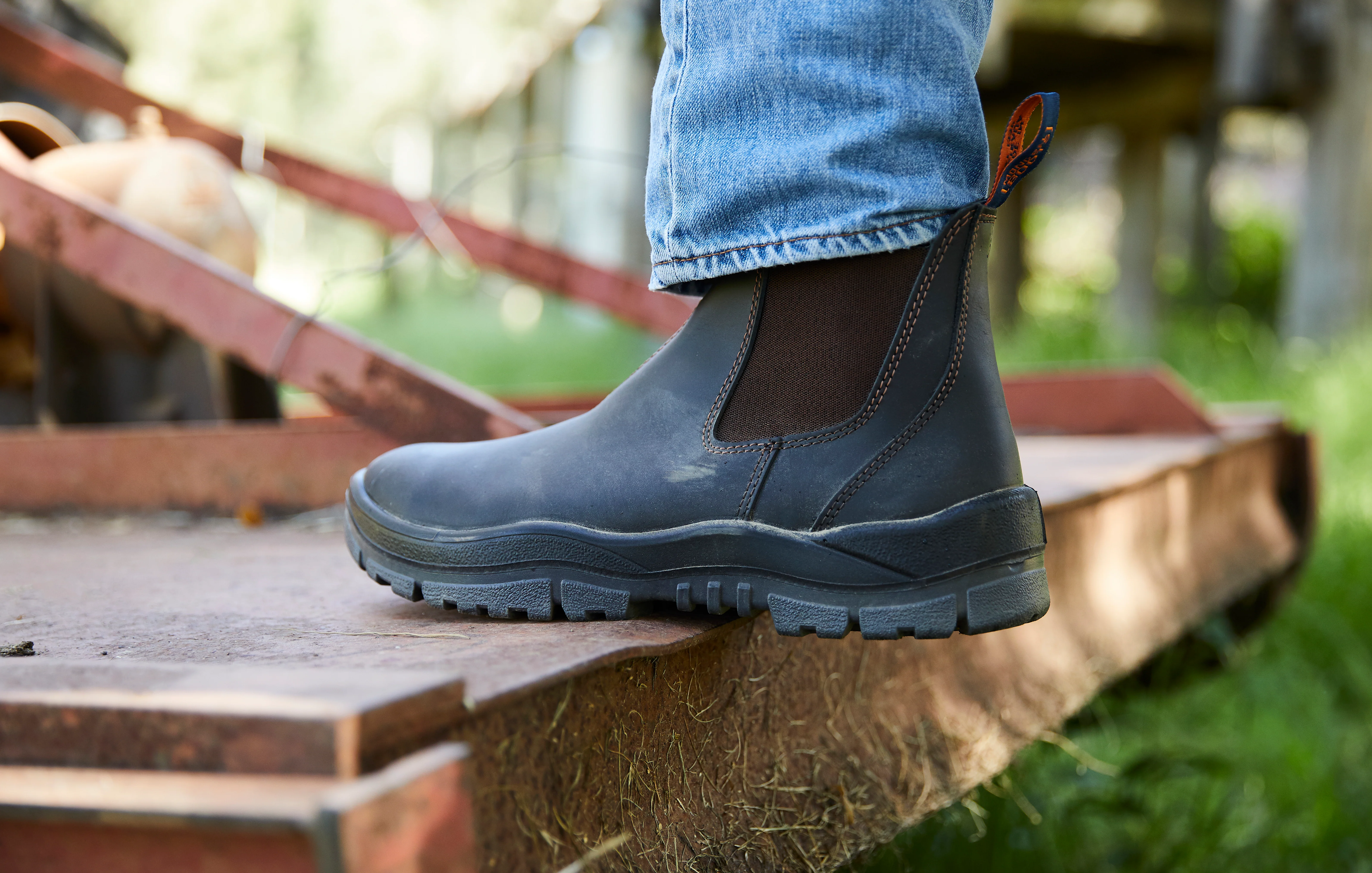 Mongrel 240090 Elastic Side V-Cut Boot Brown Work Boot - Image 8